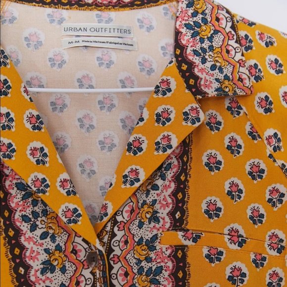 UO Cropped Button-Down Collared Shirt in Yellow - Picture 4 of 5